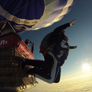 Combinatie van ballonvaart en een tandem parachutesprong