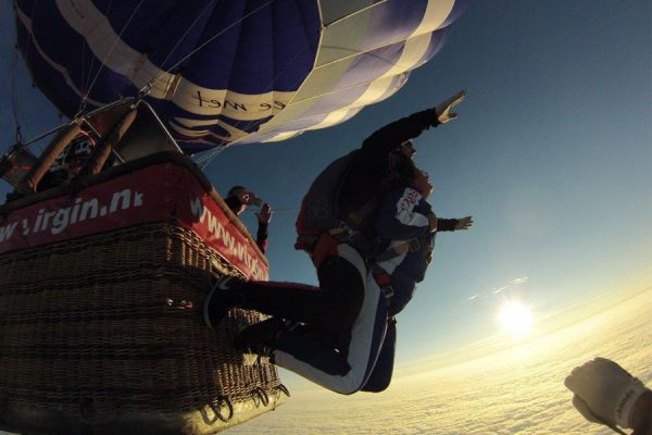 Combinatie van ballonvaart en een tandem parachutesprong